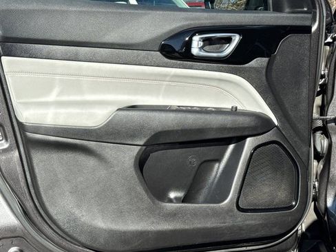 Used 2022 Jeep Compass Limited image 13