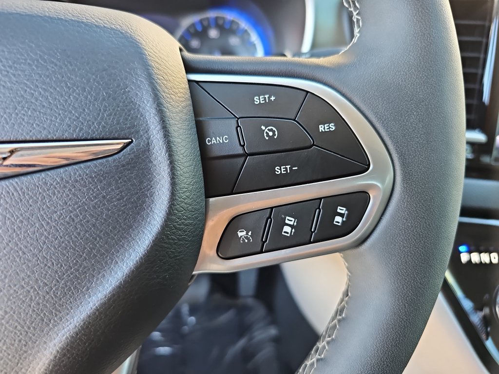 Used 2024 Chrysler Pacifica Touring-L FWD image 12
