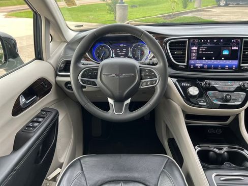 Used 2023 Chrysler Pacifica Limited image 14
