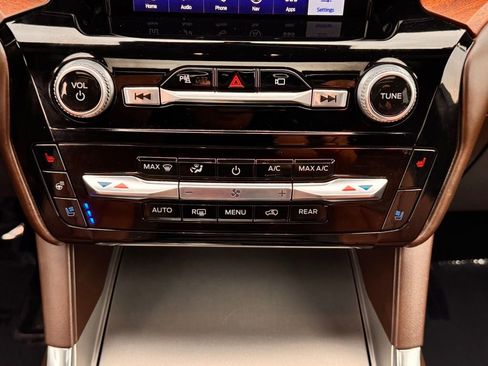 Used 2021 Ford Explorer King Ranch w/ Premium Technology Package AWD/4WD image 25