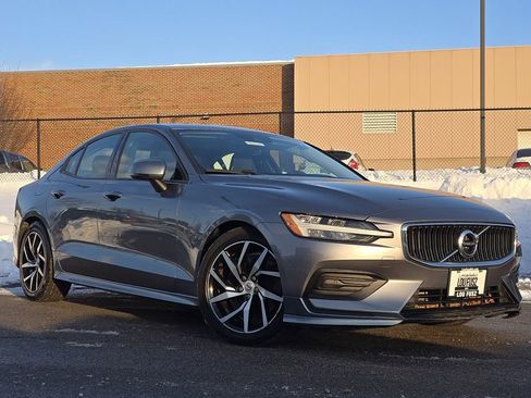 Used 2019 Volvo S60 T6 Momentum image 2