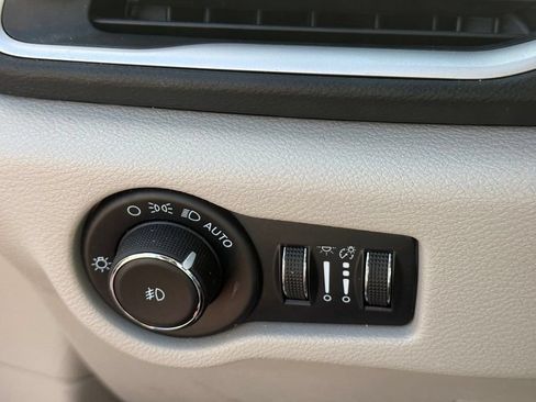 Used 2022 Chrysler Pacifica Touring-L FWD image 17