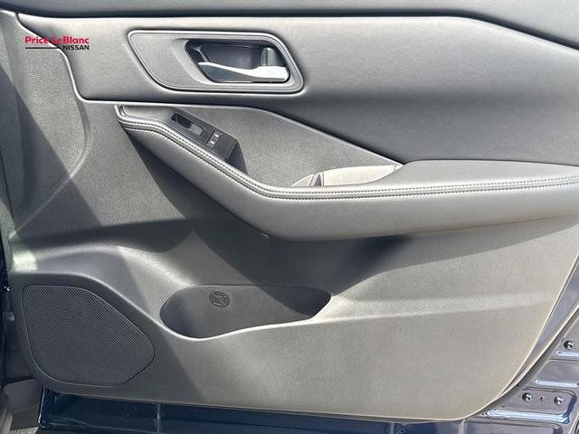 Certified 2026 Nissan Rogue SV FWD image 12