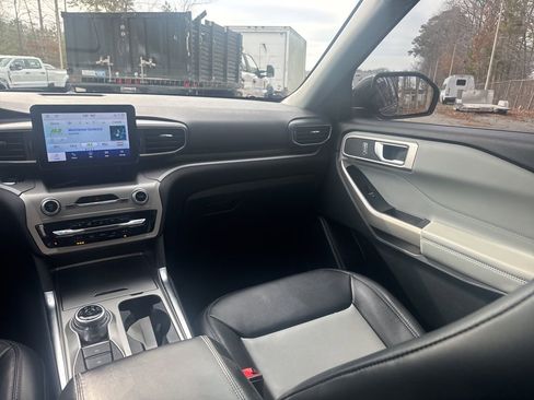 Used 2022 Ford Explorer XLT w/ Equipment Group 202A image 11