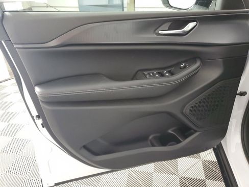 New 2025 Jeep Grand Cherokee Altitude image 28