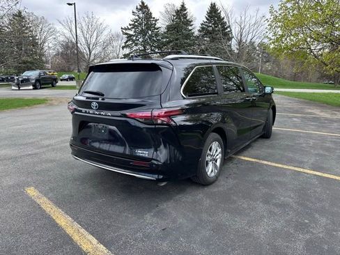 Used 2024 Toyota Sienna Limited image 3