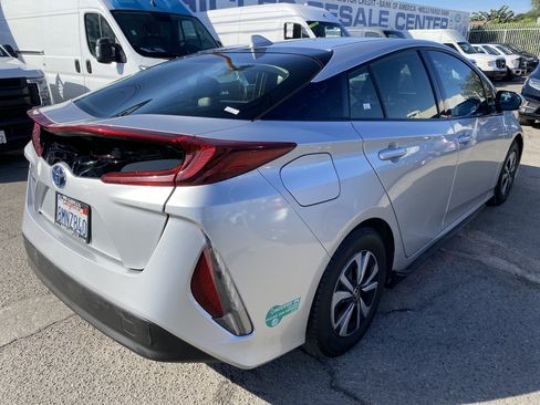 Used 2017 Toyota Prius Prime Premium w/ Preferred Accessory Package FWD image 8