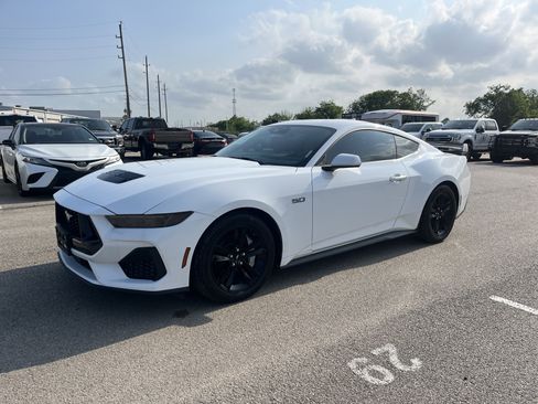 Used 2025 Ford Mustang GT RWD image 4