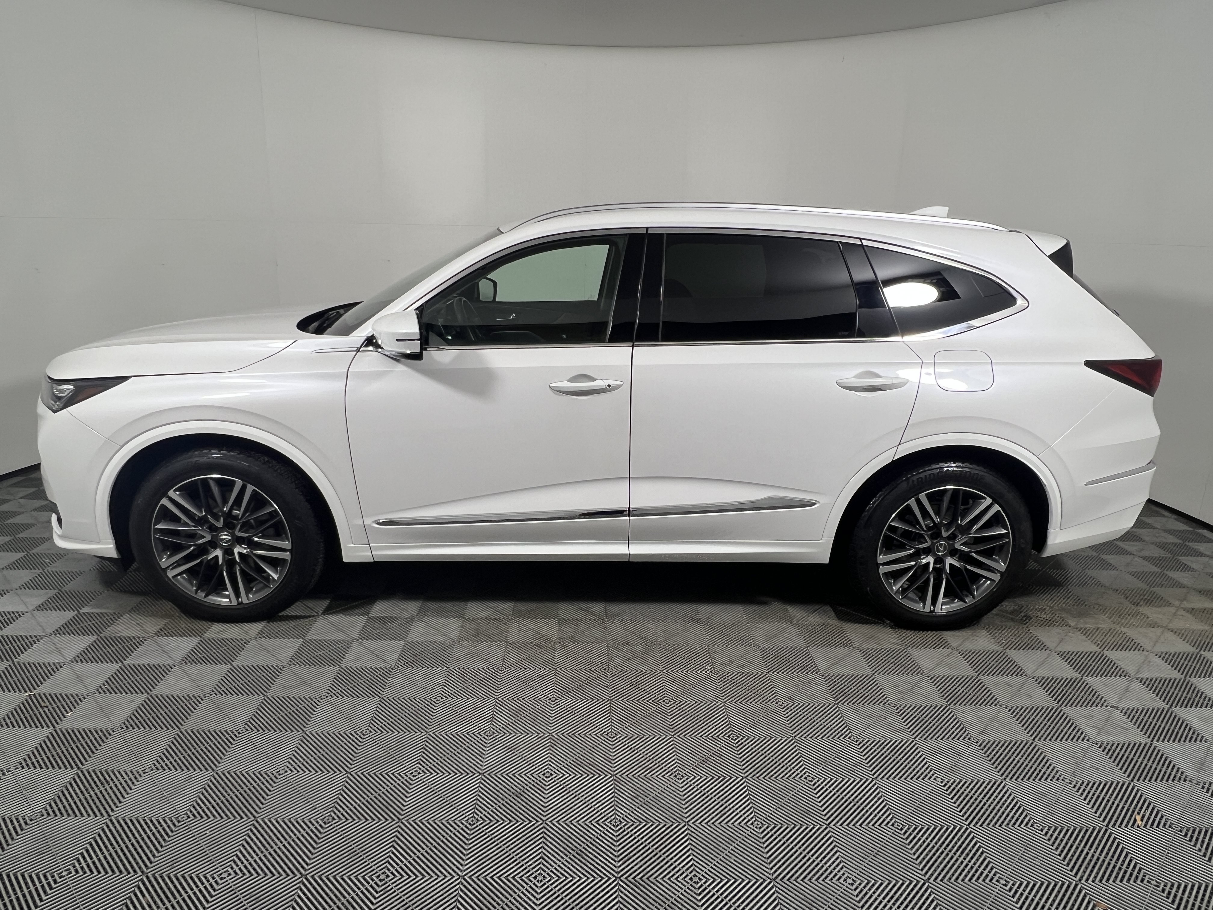 Used 2025 Acura MDX w/ Advance Package AWD/4WD image 2