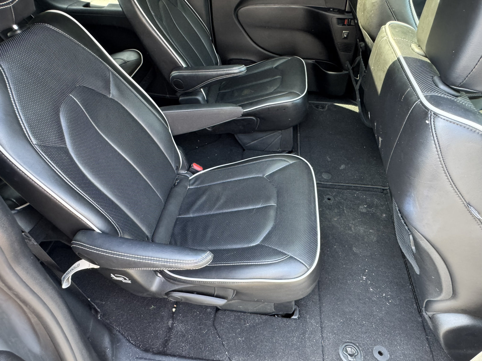 Used 2025 Chrysler Pacifica Limited FWD image 18