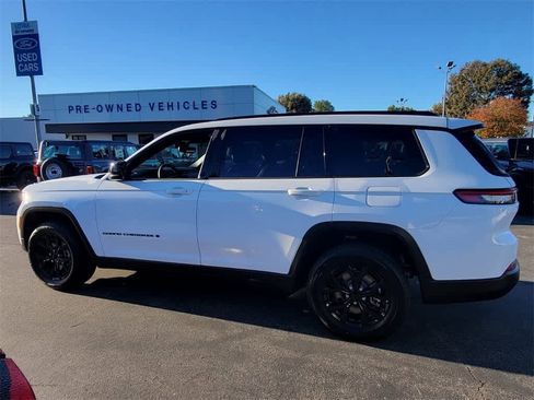 Used 2024 Jeep Grand Cherokee L Laredo image 2