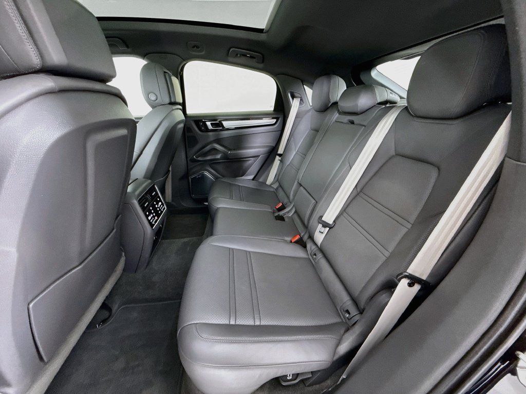 Certified 2023 Porsche Cayenne Platinum Edition AWD/4WD image 24