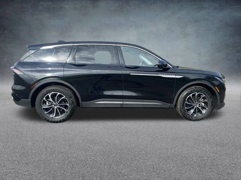 Used 2024 Lincoln Nautilus Premier image 8