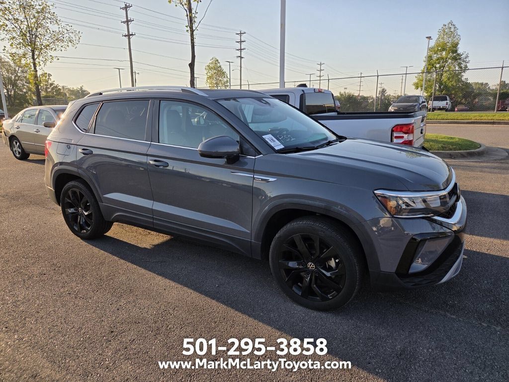 Used 2023 Volkswagen Taos SE w/ Panoramic Sunroof Package FWD image 3