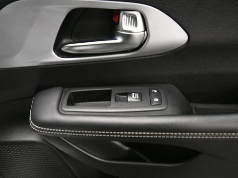 Used 2025 Chrysler Pacifica Limited FWD image 31