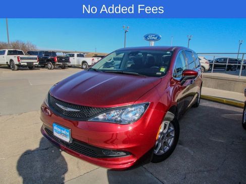 Used 2023 Chrysler Voyager LX image 1