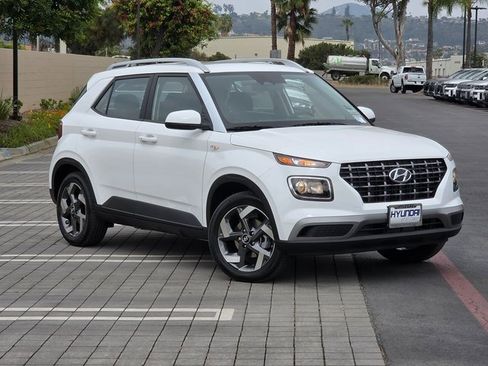 New 2025 Hyundai Venue SEL image 2