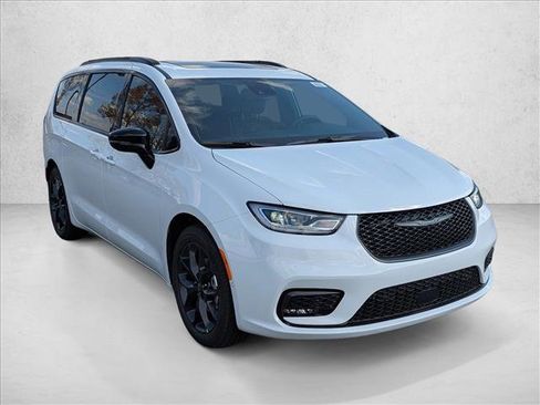 New 2026 Chrysler Pacifica Limited w/ S Appearance Package image 3