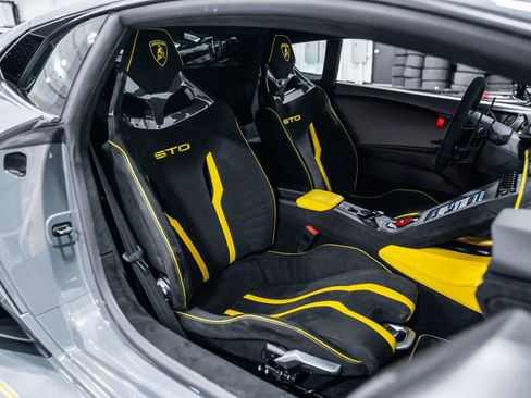 Used 2023 Lamborghini Huracan STO image 13