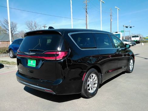 Used 2026 Chrysler Pacifica Select image 6