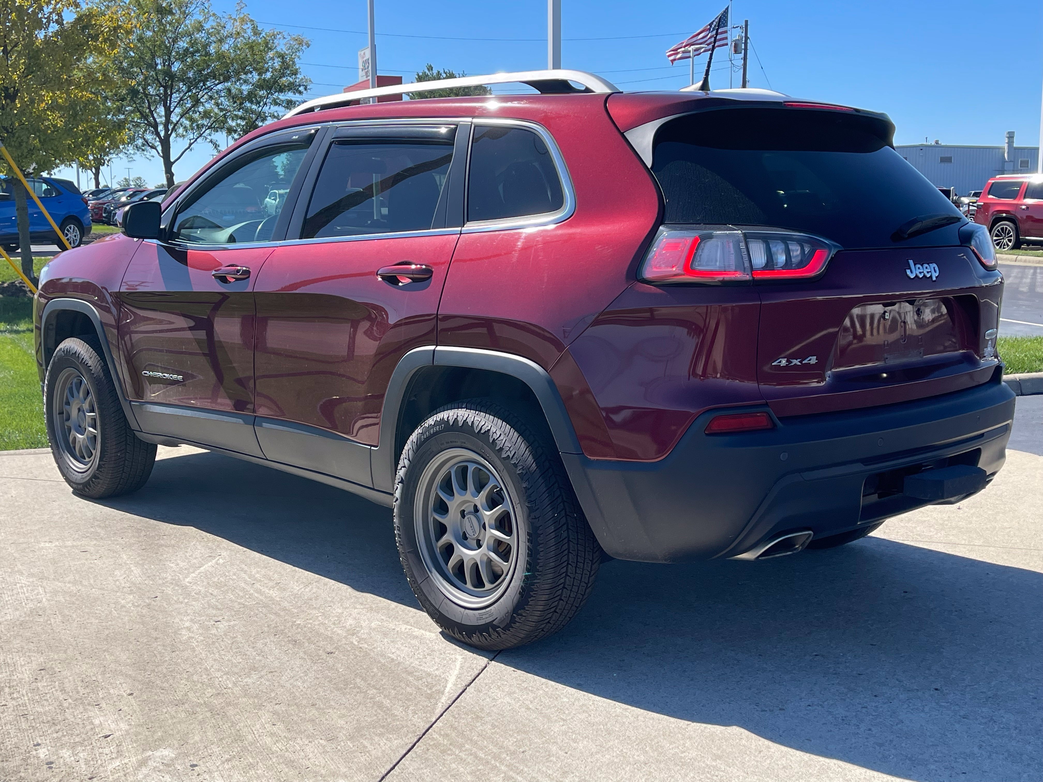 Used 2019 Jeep Cherokee Latitude w/ Cold Weather Group AWD/4WD image 5