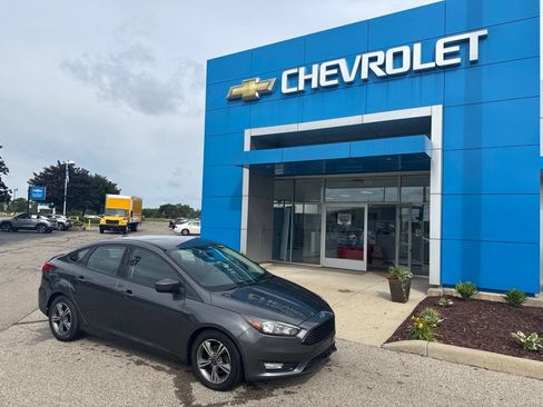 Used 2018 Ford Focus SE w/ SE Appearance Package FWD image 1