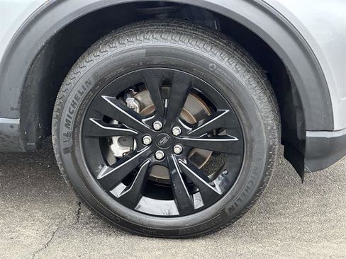 Used 2022 Ford Explorer XLT w/ Equipment Group 202A image 7