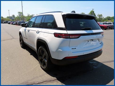Used 2023 Jeep Grand Cherokee Limited w/ Luxury Tech Group II AWD/4WD image 5