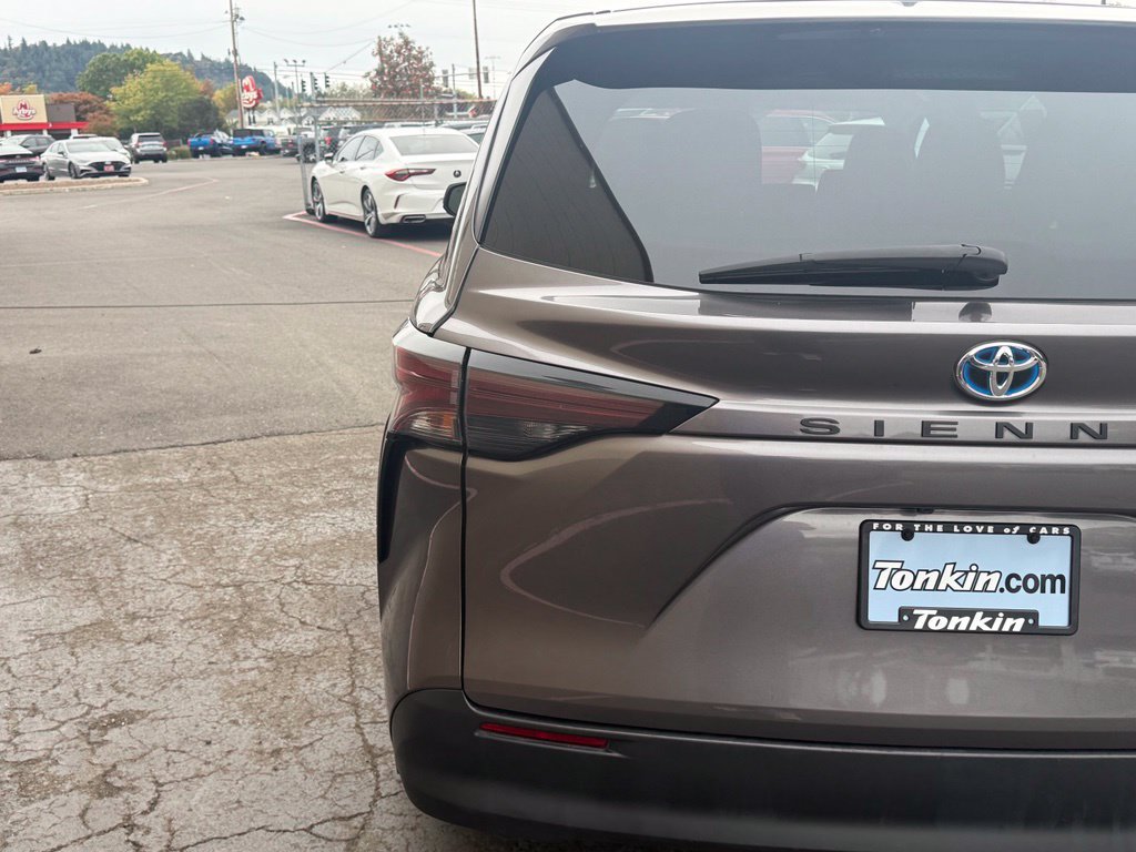 Used 2024 Toyota Sienna LE FWD image 8
