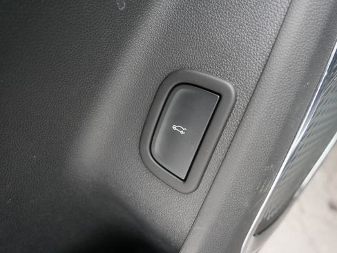 Used 2025 Chevrolet Traverse RS image 16