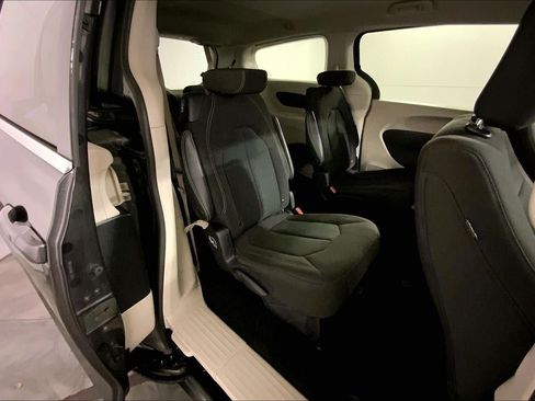 Used 2022 Chrysler Voyager LX FWD image 23