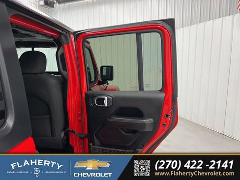 Used 2020 Jeep Wrangler Unlimited Sahara image 12