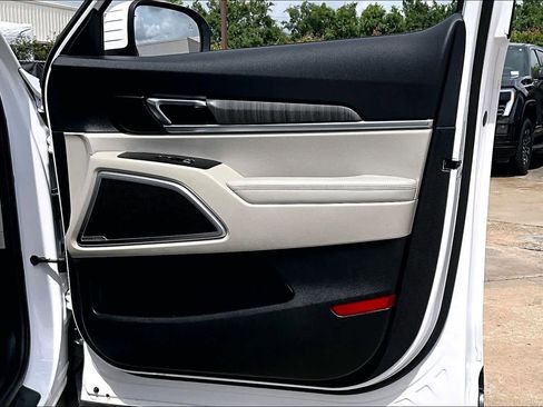 Used 2024 Kia Telluride EX w/ EX Captain's Chair Package image 22