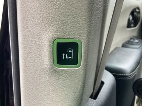 Used 2023 Chrysler Pacifica Limited image 27