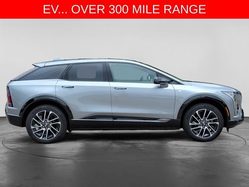 Used 2025 Cadillac Optiq Sport 2 w/ LPO, Floor Liner Package AWD/4WD image 8