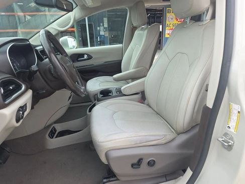 Used 2020 Chrysler Pacifica Touring-L Plus w/ Tire & Wheel Group FWD image 5