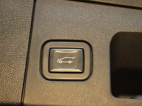 Used 2023 Cadillac XT4 Premium Luxury image 18