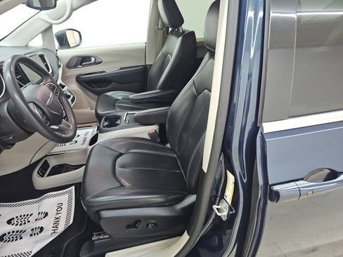Used 2023 Chrysler Pacifica Touring-L FWD image 2