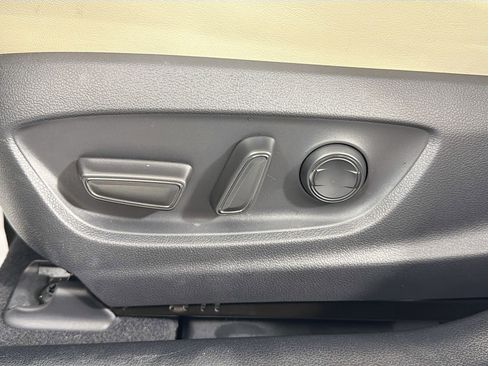 Used 2022 Toyota Prius Limited image 19