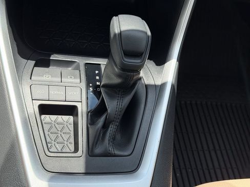 Used 2019 Toyota RAV4 LE FWD image 24