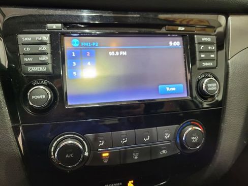 Used 2016 Nissan Rogue SV image 26