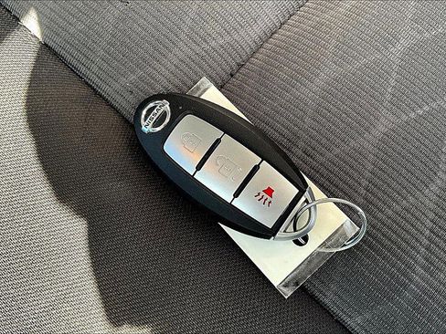 Used 2023 Nissan Titan SV image 12