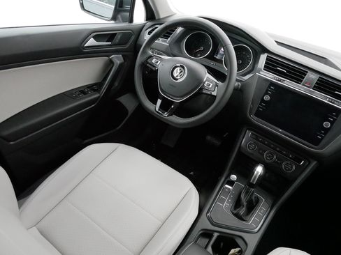 Certified 2021 Volkswagen Tiguan SE w/ Panoramic Sunroof Package image 9