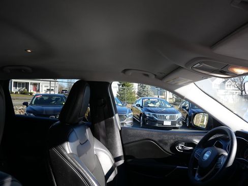 Used 2019 Jeep Cherokee Latitude Plus w/ Cold Weather Group image 31