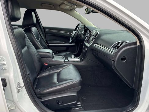 Used 2019 Chrysler 300 Touring w/ Quick Order Package 2EF image 9