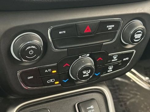 Used 2019 Jeep Compass Latitude w/ Popular Equipment Group FWD image 24