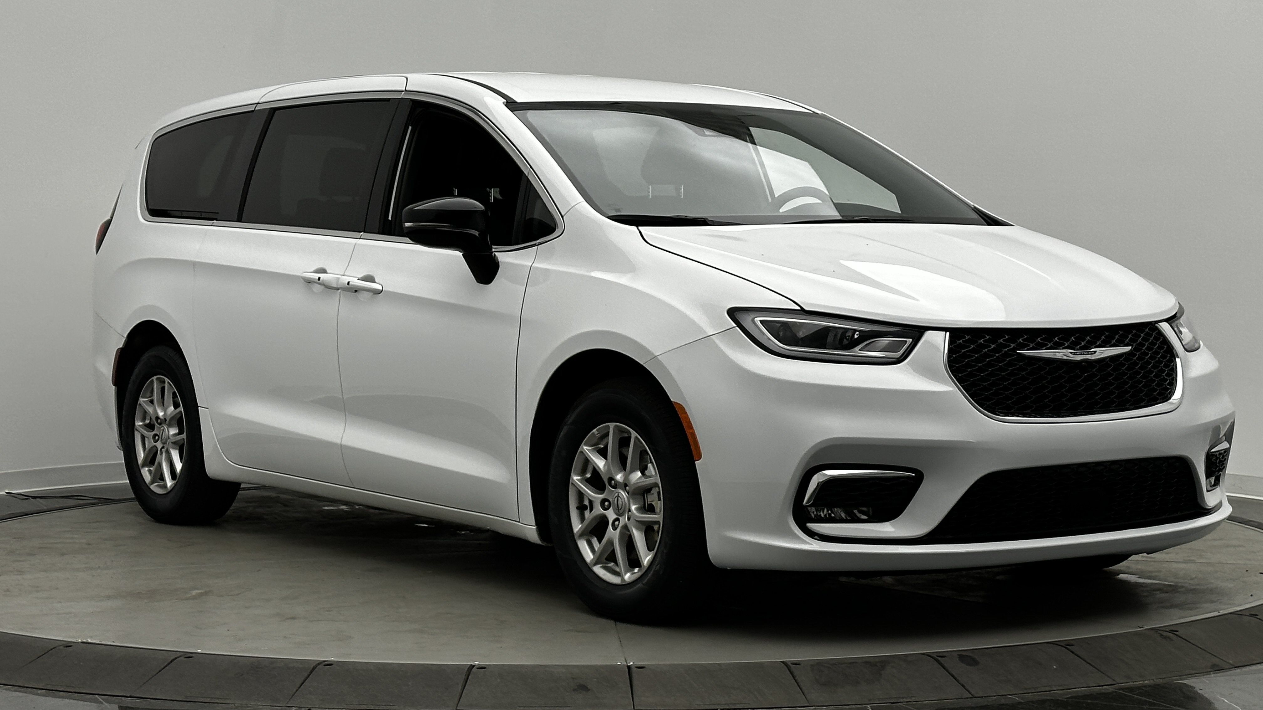 Used 2025 Chrysler Pacifica Select FWD image 3