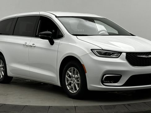 Used 2025 Chrysler Pacifica Select image 3