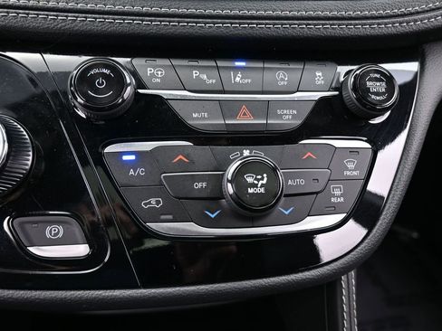 Used 2024 Chrysler Pacifica Limited w/ S Appearance Package image 31