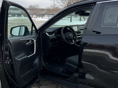 Used 2020 Toyota RAV4 XLE image 17